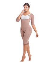 Cargar imagen en el visor de la galería, 06174 Faja Fajate a la rodilla con busto libre y mangas cierre latera